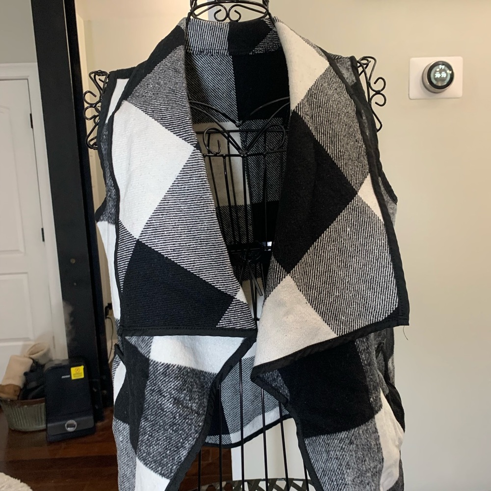 Buffalo Plaid Sleeveless Sweater. Unknown Brand. Size Small.